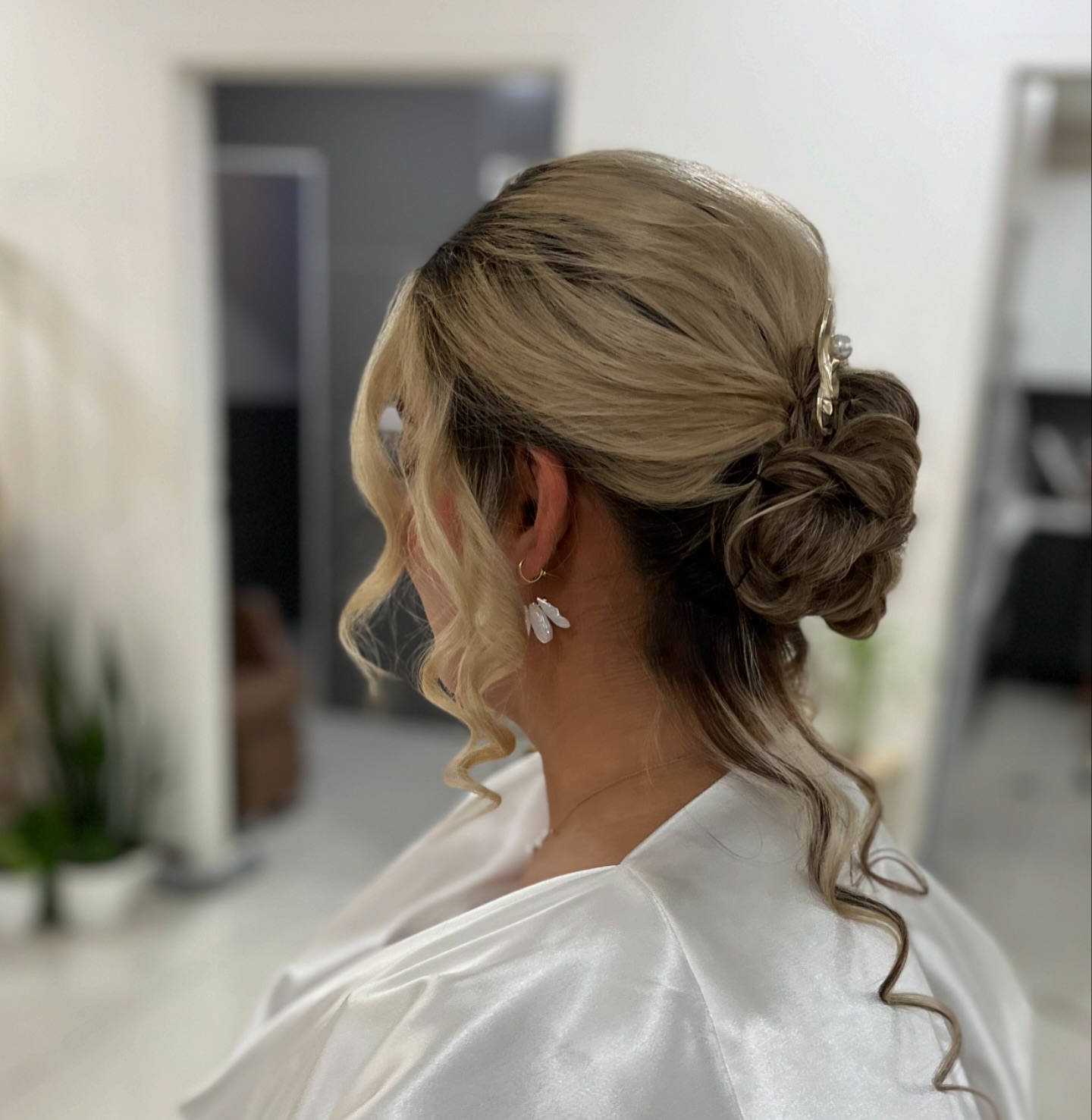 آرایشگاه زنانه و سالن زیبایی رجینا