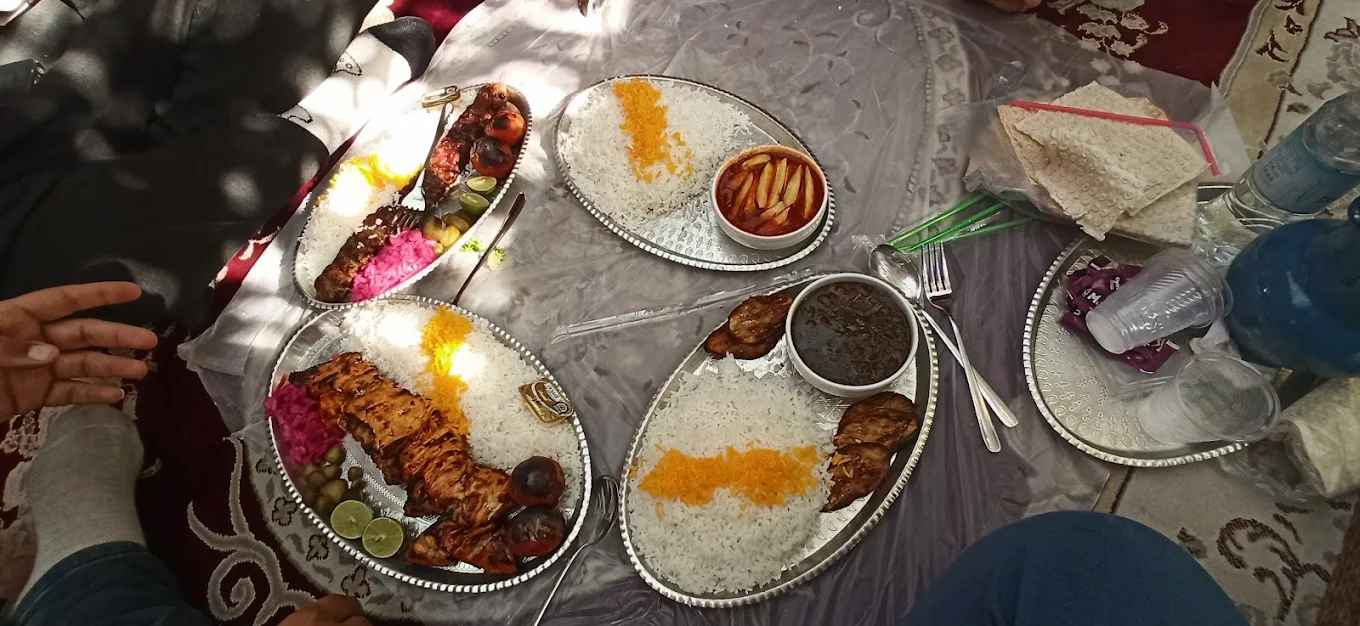 باغچه رستوران نگین شهر