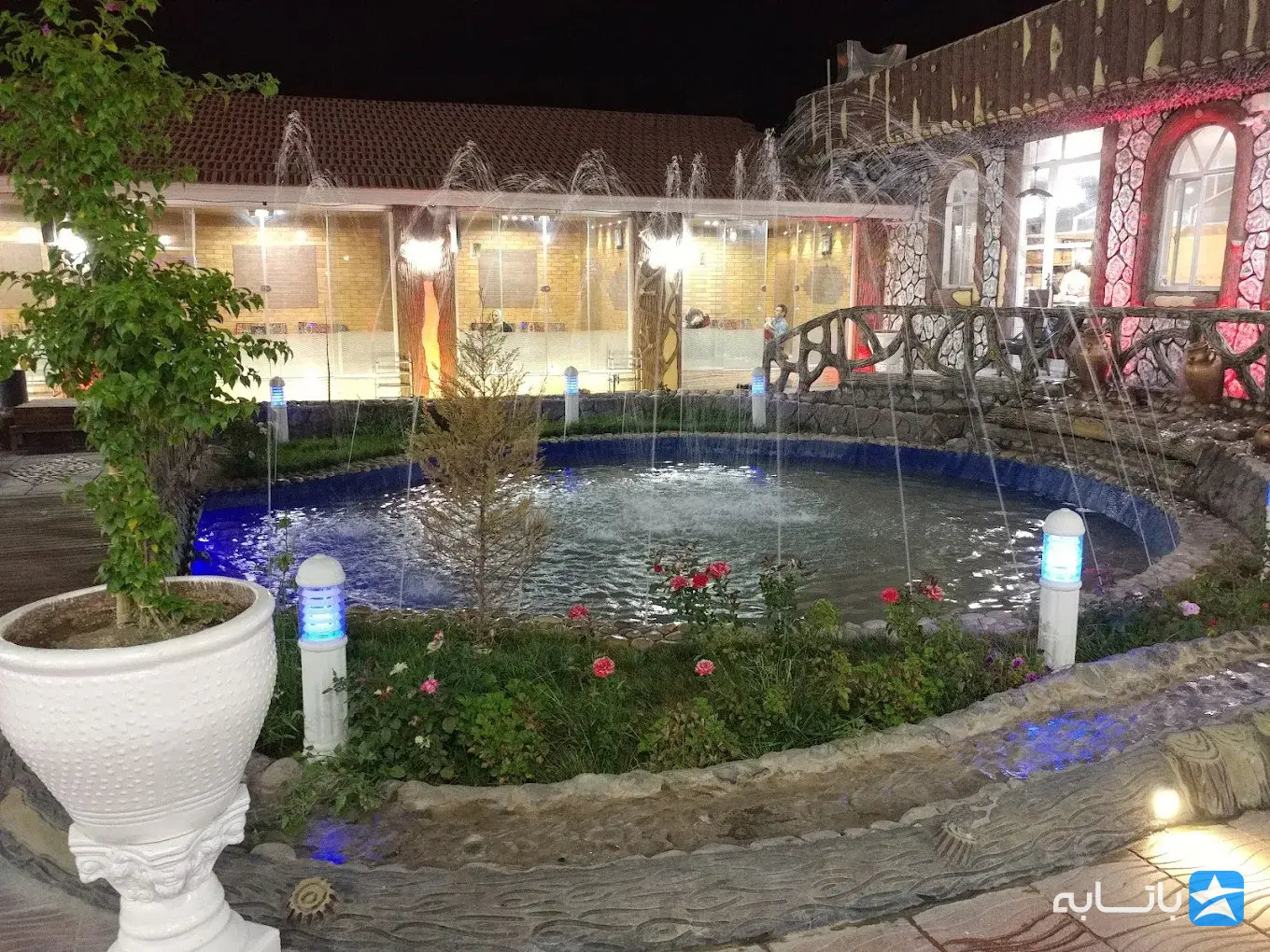 رستوران لوکس طلایی
